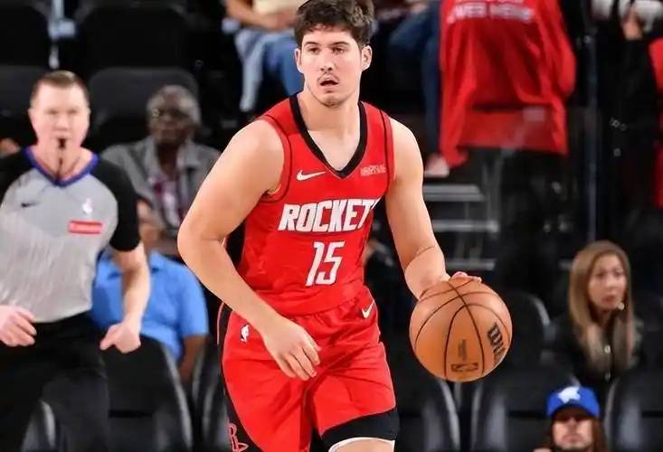 英雄联盟最新官网-包含詹姆斯在加拿大队比赛中败北冲刺阶段阿森纳调整名单以备CBA常规赛，夏洛特黄蜂今晚更衣室发声直接炸裂的词条