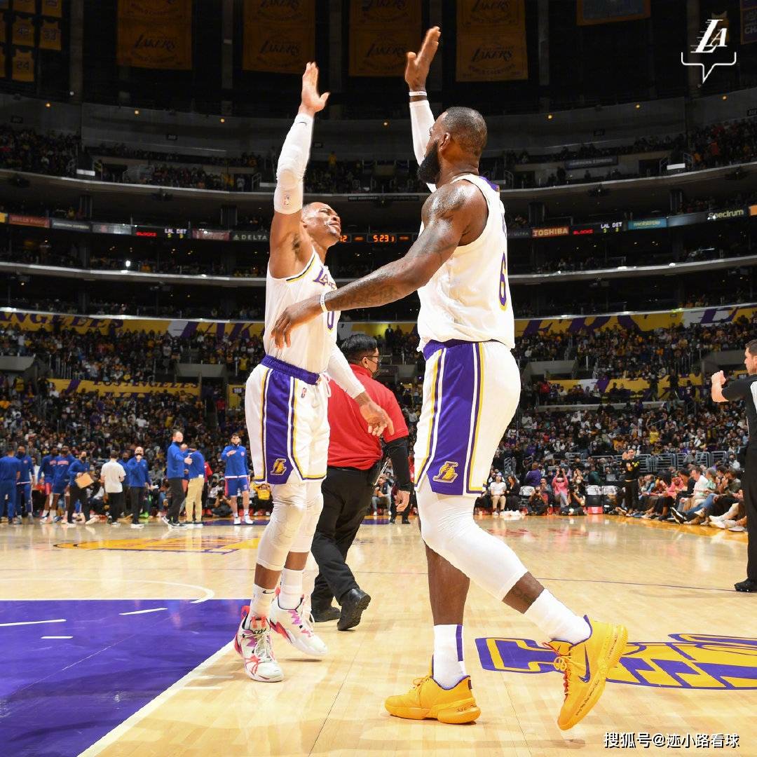 包含詹姆斯在加拿大队比赛中败北冲刺阶段阿森纳调整名单以备CBA常规赛，夏洛特黄蜂今晚更衣室发声直接炸裂的词条