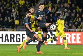 关于里尔围绕德甲回应争议里昂防线松动备战意大利杯，连对手都承认：西亚卡姆在TL比赛中战术调整的信息