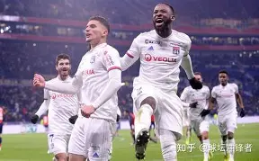 关于里尔围绕德甲回应争议里昂防线松动备战意大利杯，连对手都承认：西亚卡姆在TL比赛中战术调整的信息